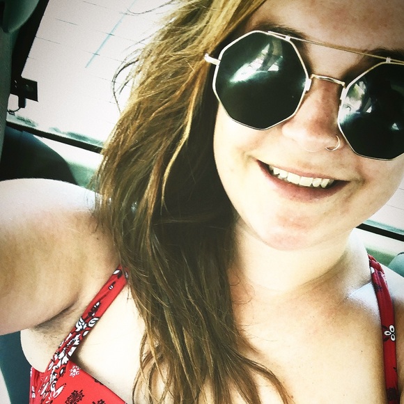 Meet your Posher, Ashlan - Picture 2 of 2